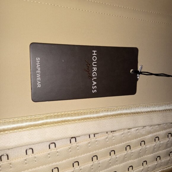 Beige Hourglass Angel Latex Waist Trainer โ 3 Hook Shapewear for Instant Curves - Picture 12 of 12